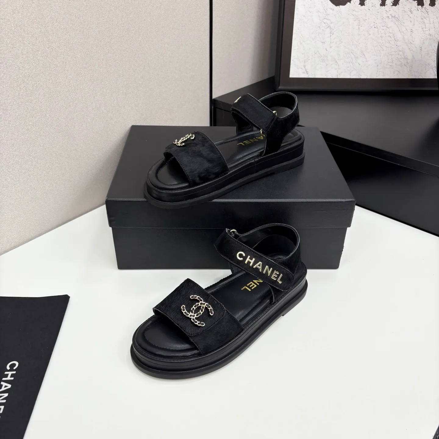 👟👟Ex-factory price 560👟👟Chanel Chanel's new early autumn thick-soled sandals are popular on catwalks on major social platforms. One of the most popular sandals at the moment. Soft and comfortable on the feet. Horsehair upper imported from Italy. Sheepskin feet. Original molded outsole Size: 35-40 (41 customized)